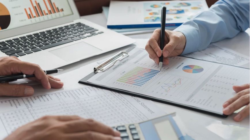 Equipo revisando documentación para un proceso empresarial