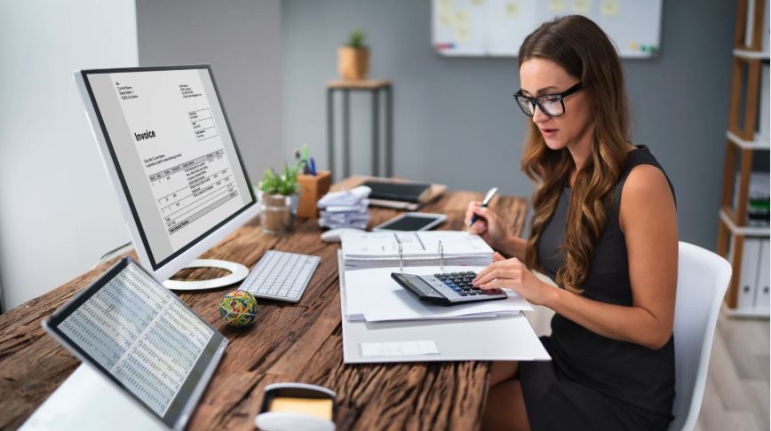 Profesional preparando facturación y registros contables en oficina